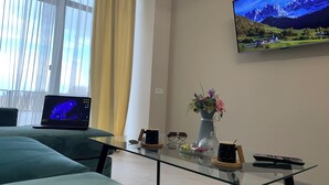 Deluxe Apartment | Living area | 50-inch Smart TV with cable channels - Uparthotel (Tsaghkadzor)