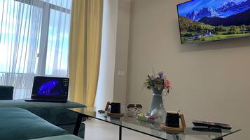 Deluxe-Apartment | Wohnbereich | 50-Zoll-Smart-TV mit Kabelempfang