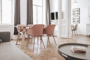 시티 아파트 | 거실 공간 | 케이블 채널 시청이 가능한 40인치 LCD TV