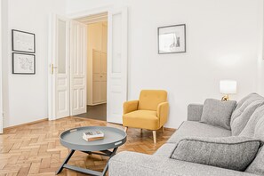 시티 아파트 | 거실 공간 | 케이블 채널 시청이 가능한 40인치 LCD TV