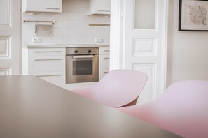 시티 아파트 | 거실 공간 | 케이블 채널 시청이 가능한 40인치 LCD TV