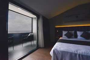 Deluxe Suite with Jacuzzi | Ropa de cama de alta calidad y edredones de plumas