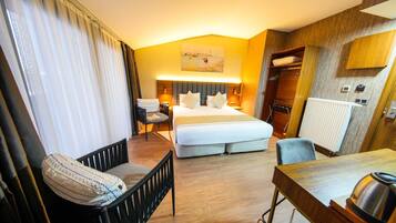 Deluxe Suite with Jacuzzi | Premium bedding, down comforters, free minibar items, in-room safe