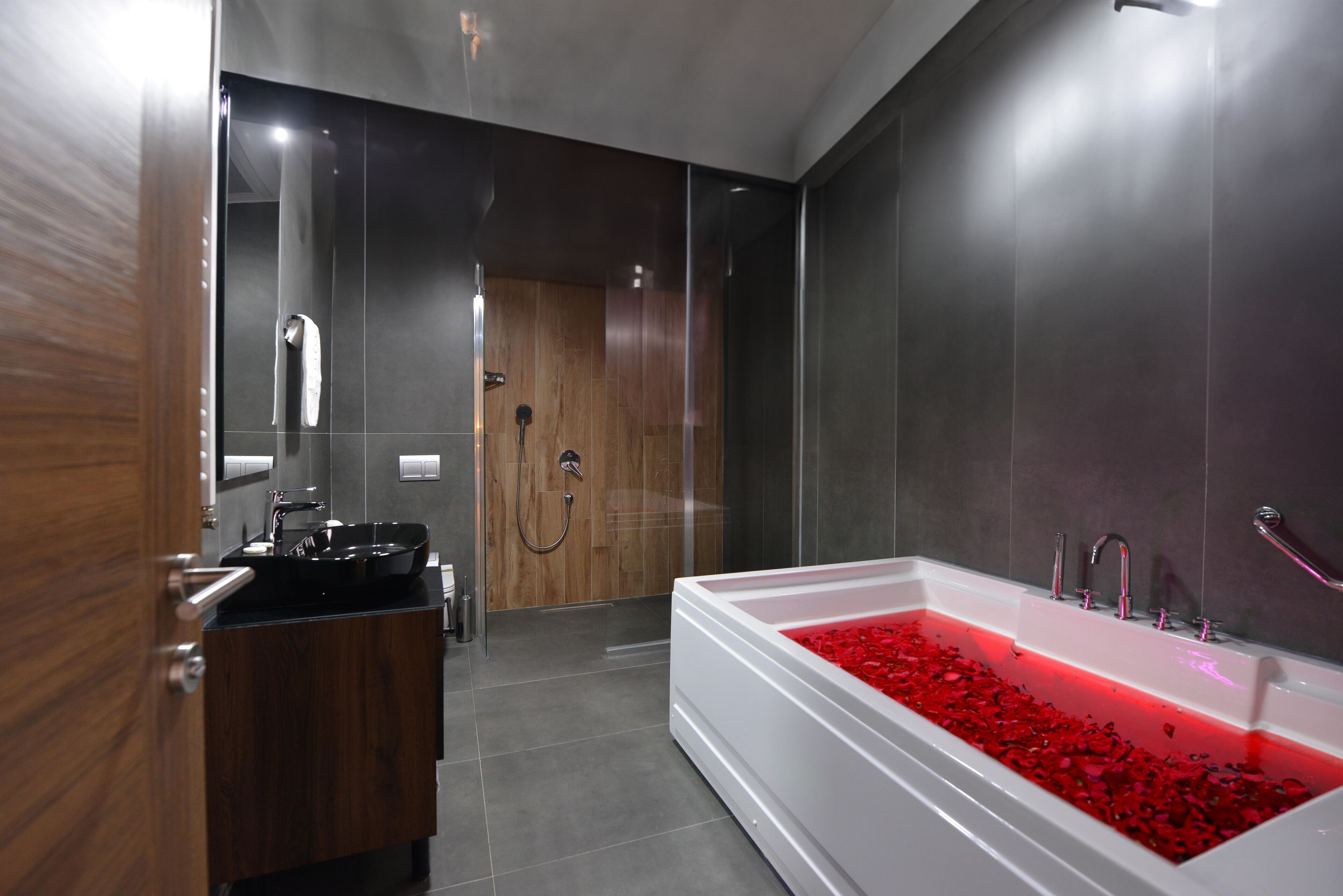 Deluxe Suite with Jacuzzi | Bathroom