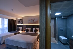 Deluxe Triple Room | 1 soveværelse, premium-sengetøj, dundyner, gratis produkter i minibaren