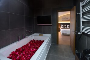 Deluxe Suite with Jacuzzi | Badeværelse | Hårtørrer, hjemmesko, håndklæder