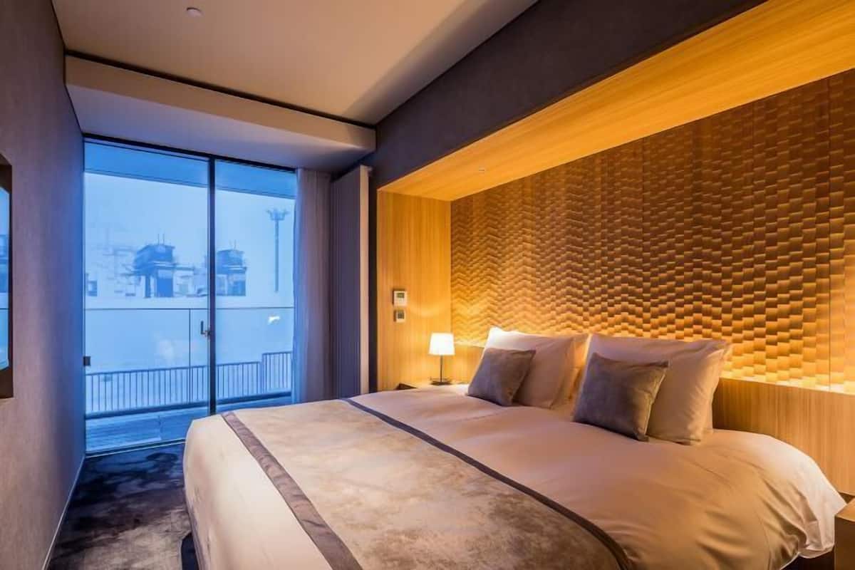 2 bedrooms, premium bedding, in-room safe, desk