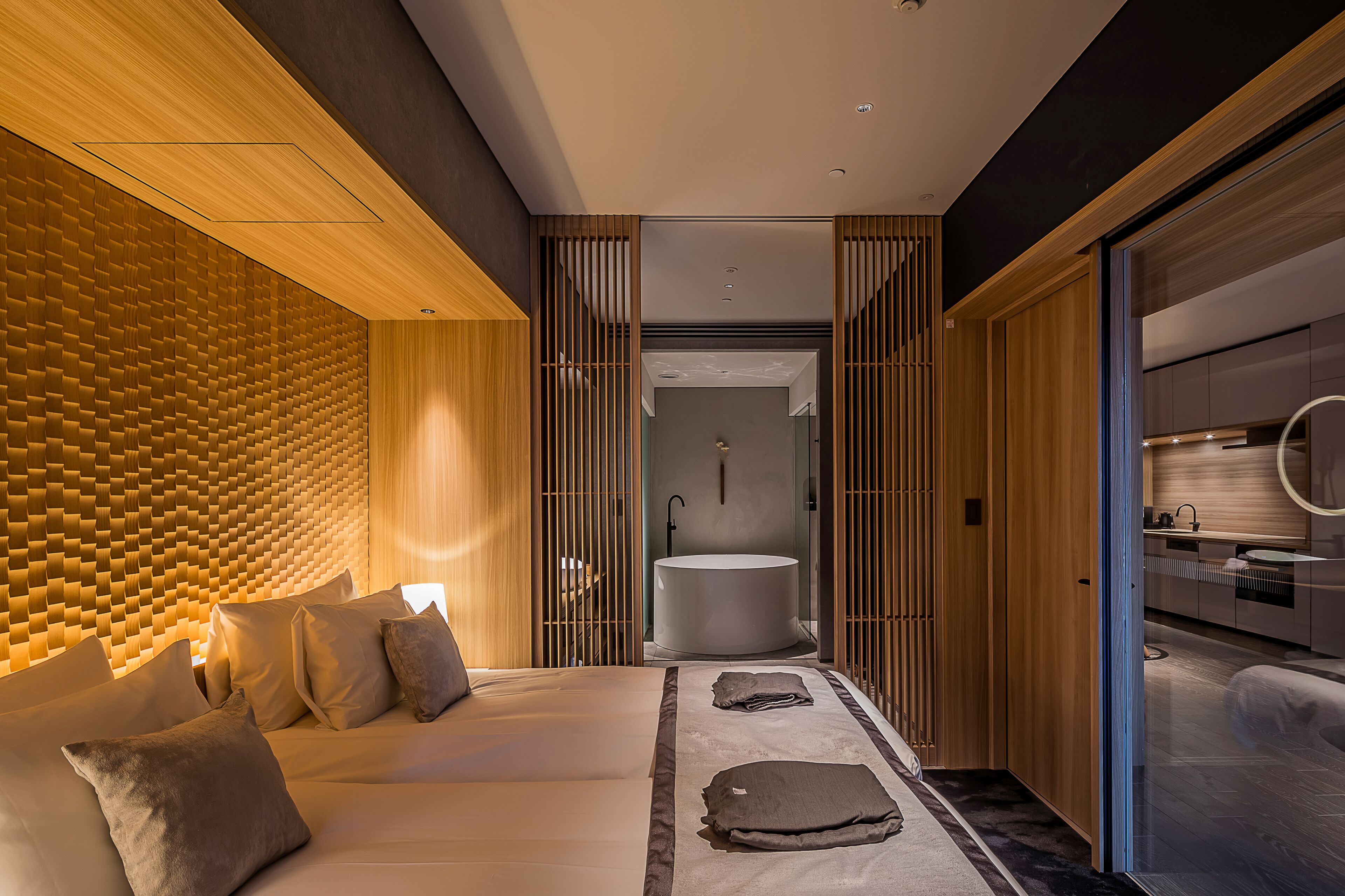 Ropa de cama de alta calidad y caja de seguridad en la habitación 