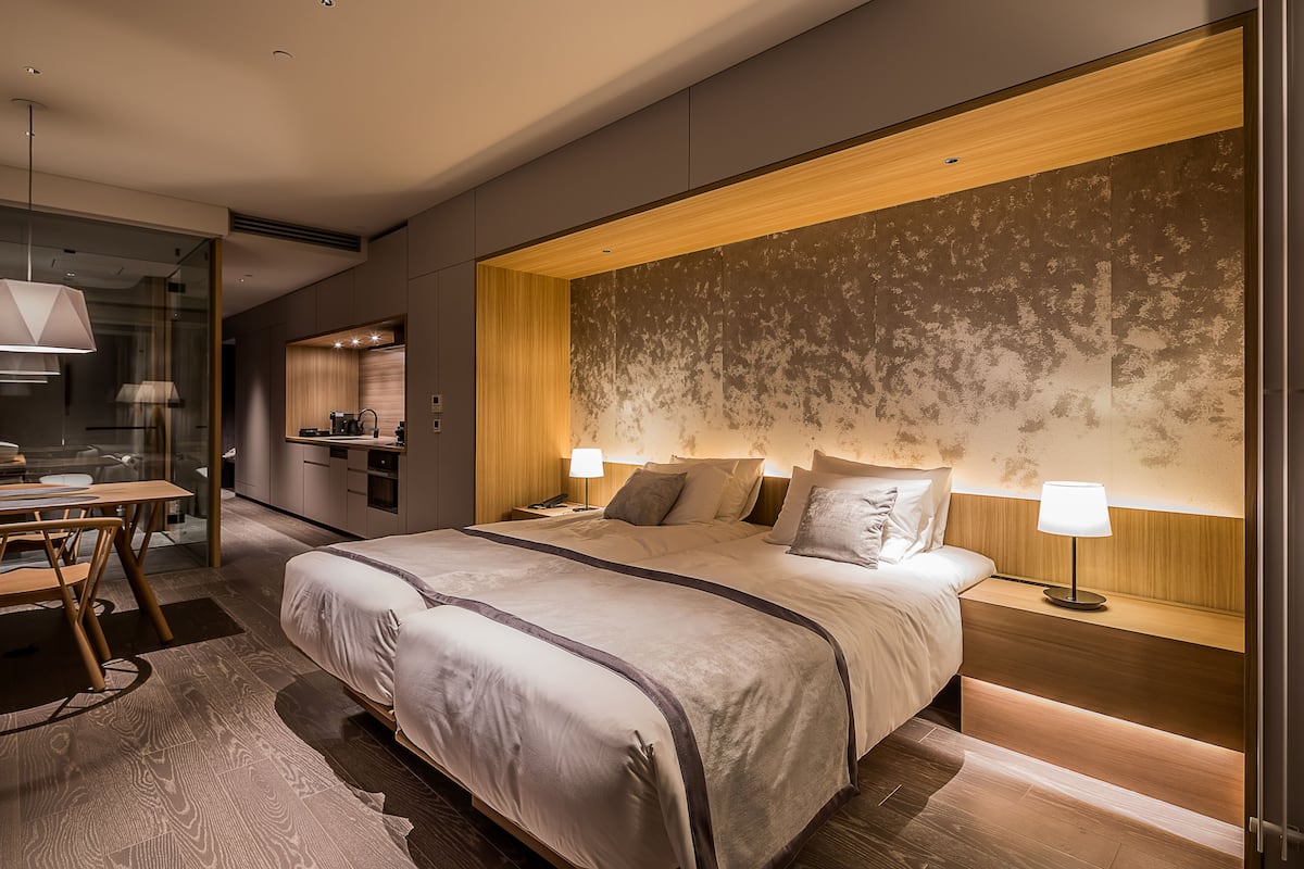 2 slaapkamers, luxe beddengoed, een kluis op de kamer, een bureau