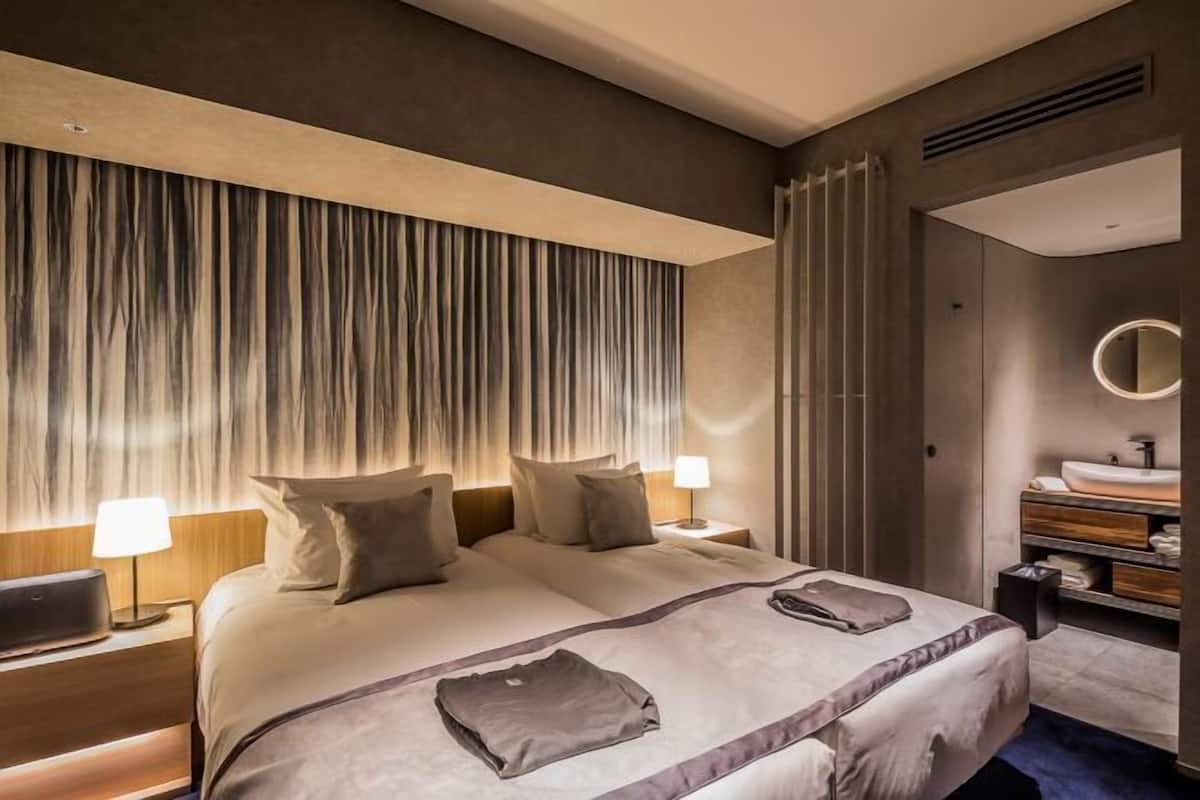 2 bedrooms, premium bedding, in-room safe, desk
