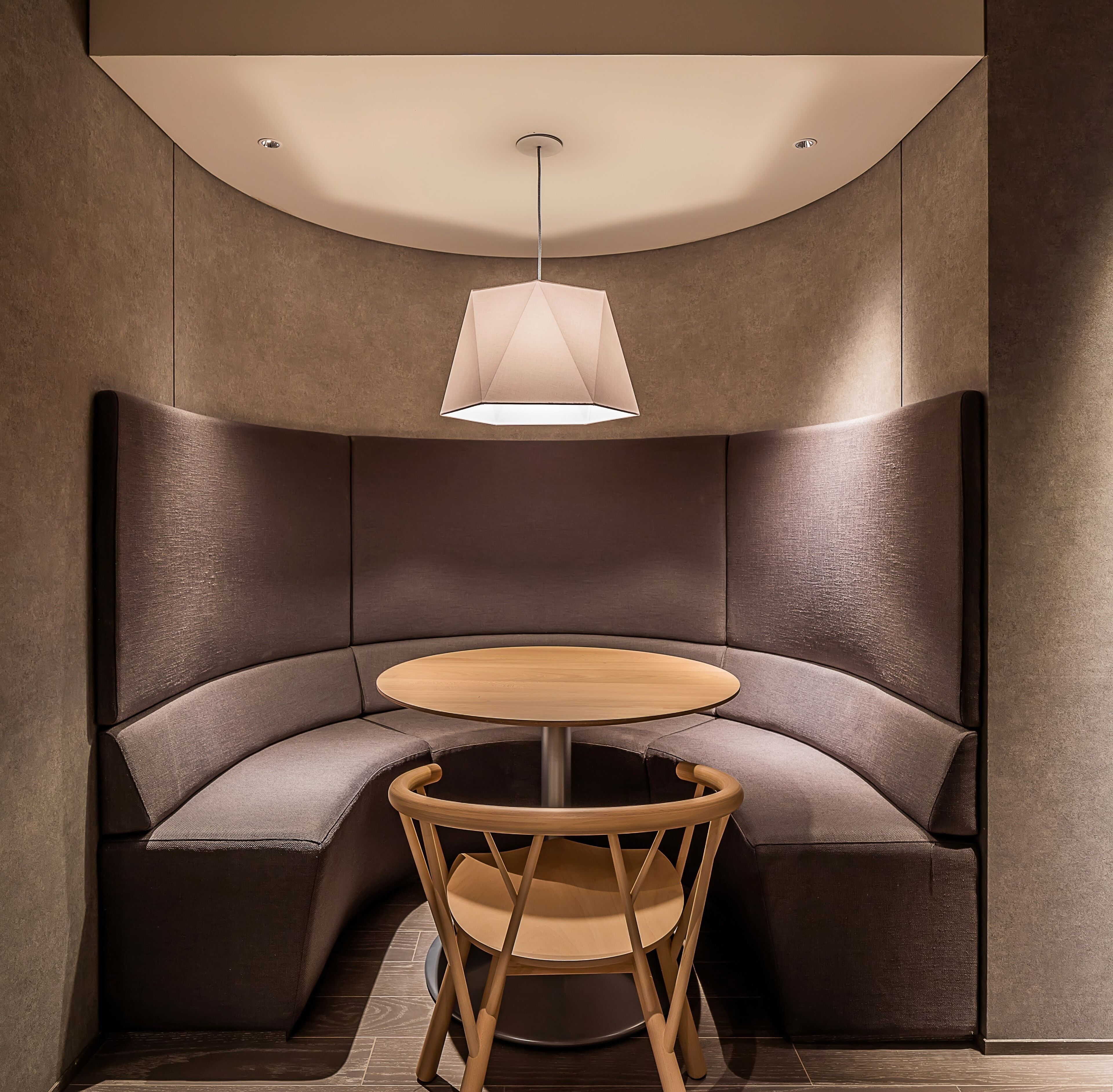 开间套房, 无烟房 (King) | 高档床上用品、客房内保险箱、办公桌、遮光窗帘