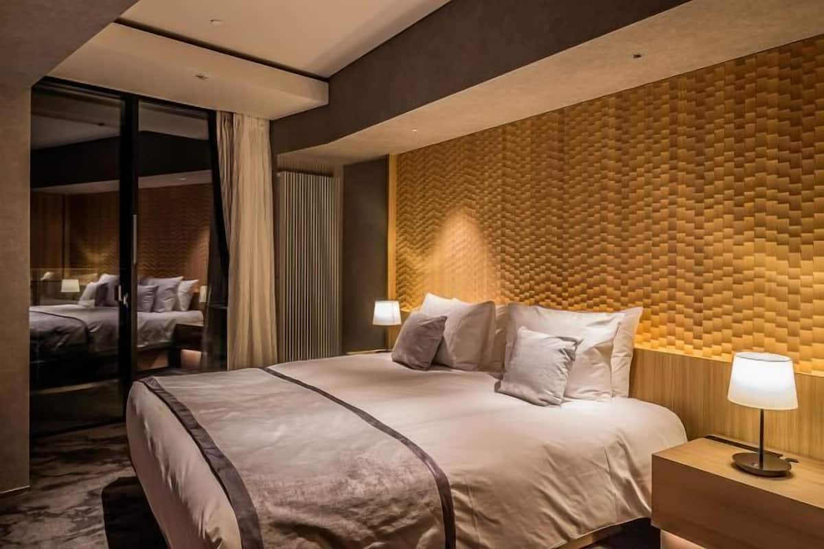 2 bedrooms, premium bedding, in-room safe, desk