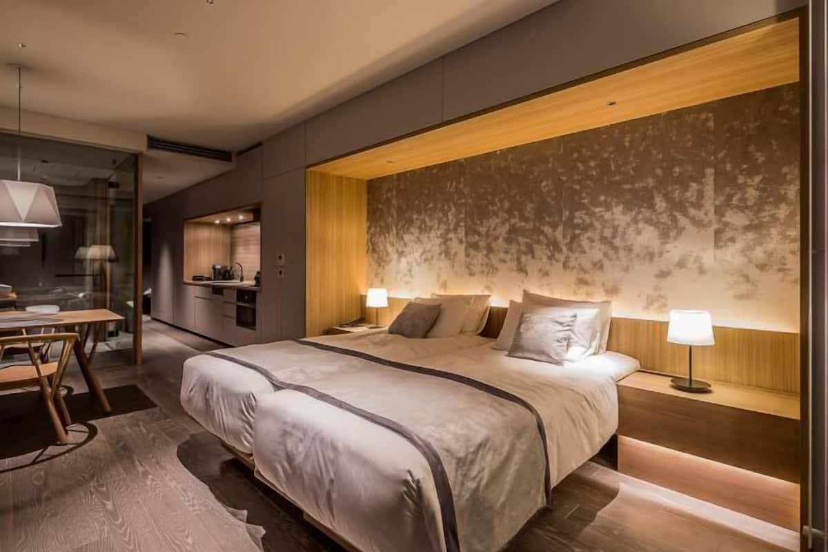 2 bedrooms, premium bedding, in-room safe, desk