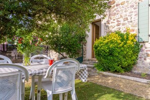 Outdoor dining - Cottage "Gite Paul" with Private Terrace & Wi-Fi (ROQUEBRUNE-SUR-ARGENS)