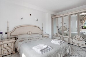 3 chambres, fer et planche à repasser, Wi-Fi gratuit, draps fournis