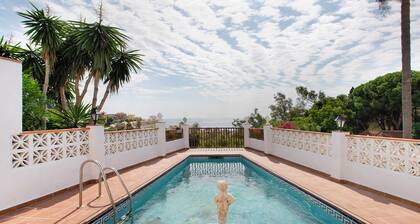 Ferienhaus 'Torremuelle' mit Meerblick, Pool, Terrasse und Garten