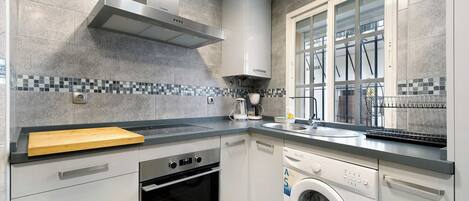 Réfrigérateur, four à micro-ondes, un four, surface de cuisson