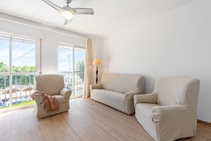 TV - Holiday Home "Casa Mar de Frente" with Sea View, Private Terrace & Wi-Fi (Málaga)