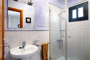 Een douche, een haardroger, handdoeken