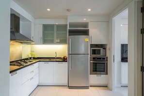 Refrigerador, microondas, horno y parrilla de estufa 