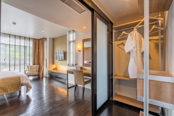 3 habitaciones, caja de seguridad en la habitación y escritorio 