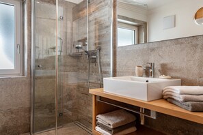 Shower, hair dryer, towels - Apartment "Stoffelapartments - Marie" with Mountain View, Shared Terrace & Wi-Fi (Wolkenstein)