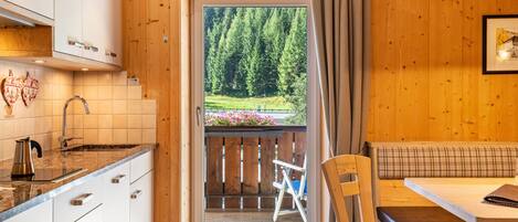 Réfrigérateur, micro-ondes, plaque de cuisson, lave-vaisselle