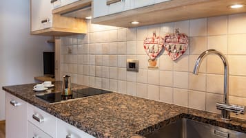 Kühlschrank, Mikrowelle, Herdplatte, Geschirrspüler