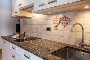 Réfrigérateur, micro-ondes, plaque de cuisson, lave-vaisselle