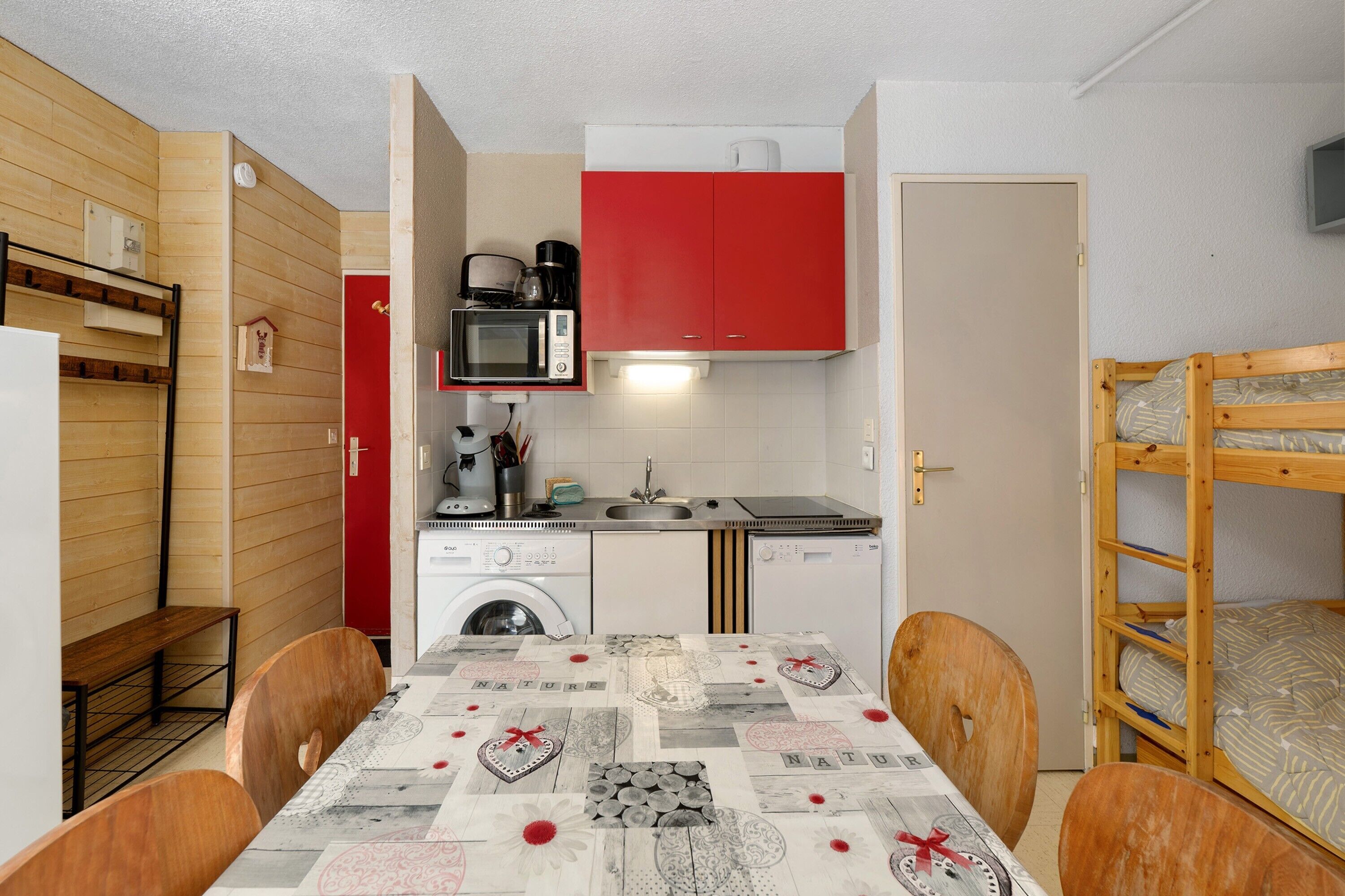 Coffee/tea maker, fridge, microwave, stovetop