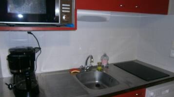 Jääkaappi, mikroaaltouuni, liesi, astianpesukone