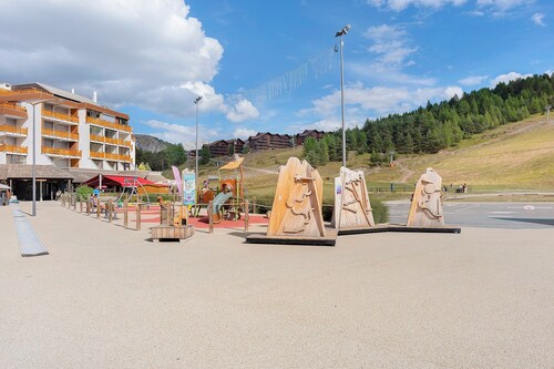 Studio "Les Fontettes 2" 50 meters from ski slopes with balcony