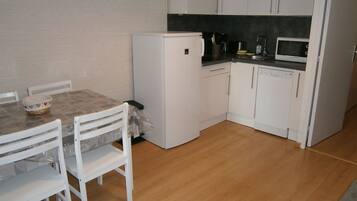 Réfrigérateur, micro-ondes, plaque de cuisson, lave-vaisselle