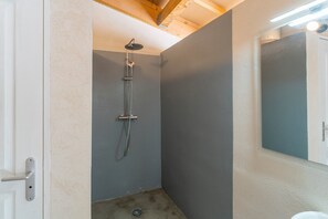 Badekar, hårtørrer, håndklæder
