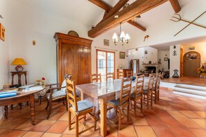 Dining - Villa 'Mas De La Tourrache' with Private Pool, Wi-Fi and Air Conditioning (Saint-Étienne-du-Grès)