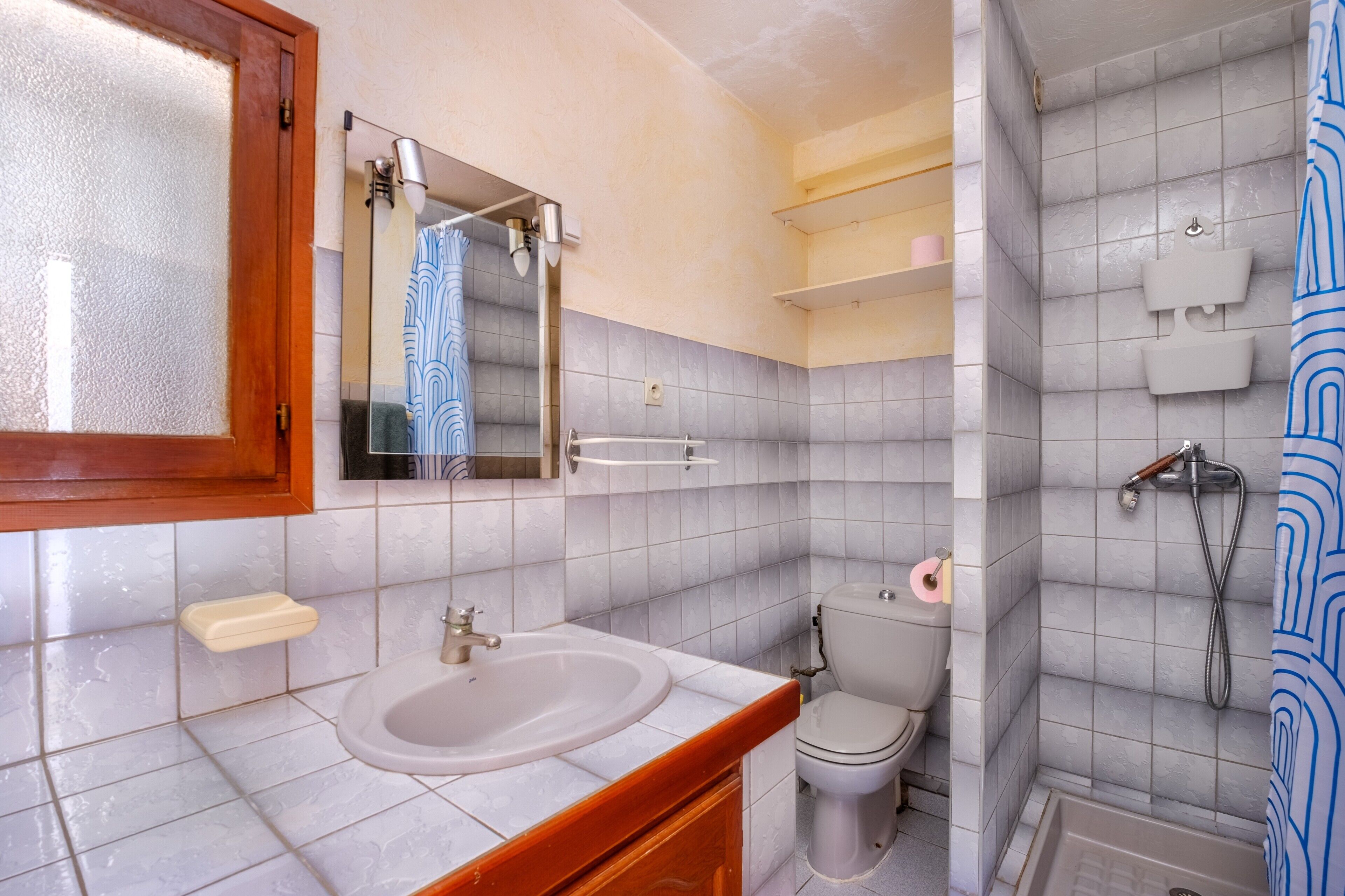 Dusche, kostenlose Toilettenartikel, Haartrockner, Handtücher