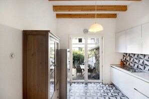 Fridge, microwave, oven, stovetop - Holiday Home 'Lidador House' with Private Terrace, Private Garden and Wi-Fi (Vila do Conde)