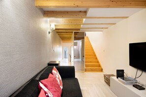 TV - Holiday Home 'Lidador House' with Private Terrace, Private Garden and Wi-Fi (Vila do Conde)