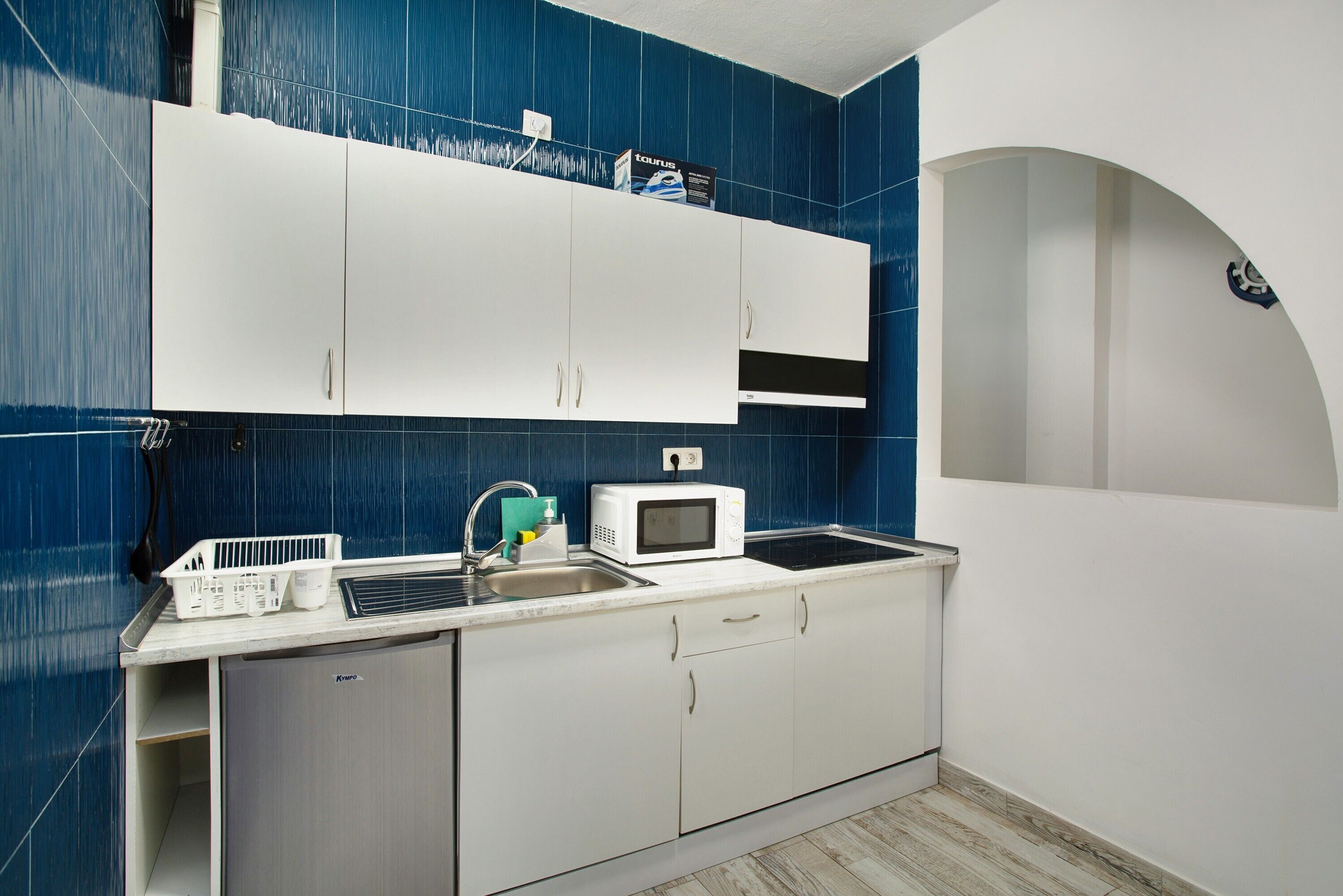 Kühlschrank, Mikrowelle, Herdplatte, Wasserkocher mit Kaffee-/Teezubehör