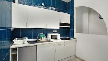 Kühlschrank, Mikrowelle, Herdplatte, Wasserkocher mit Kaffee-/Teezubehör