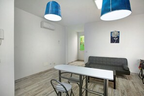 TV - Vacation Apartment 'Apartamento B Para 3 En Vecindario' with Wi-Fi (Vecindario)