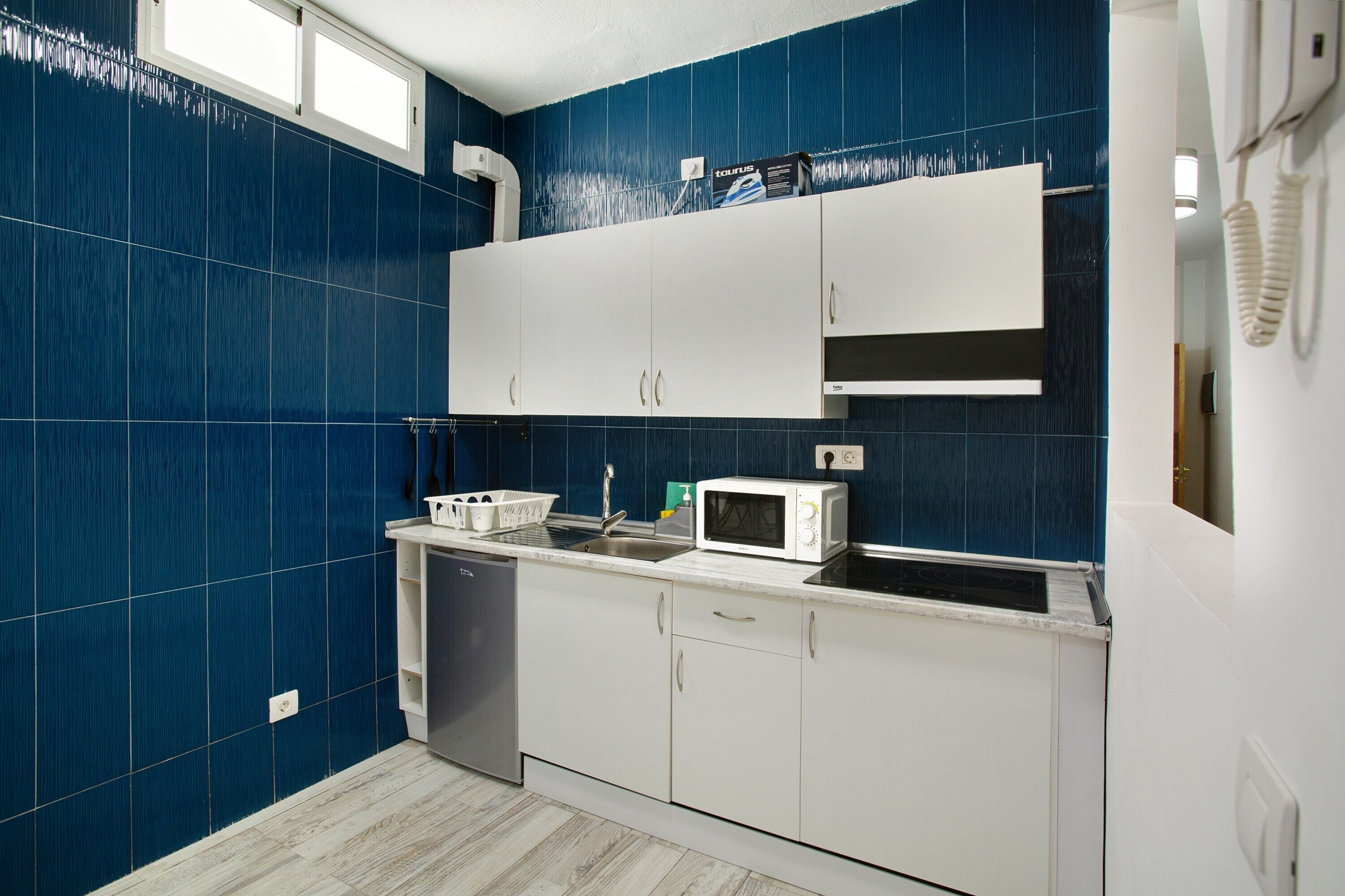 Kühlschrank, Mikrowelle, Herdplatte, Wasserkocher mit Kaffee-/Teezubehör