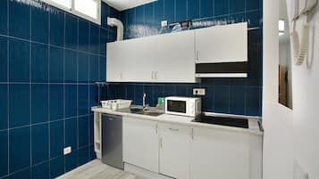 Kühlschrank, Mikrowelle, Herdplatte, Wasserkocher mit Kaffee-/Teezubehör