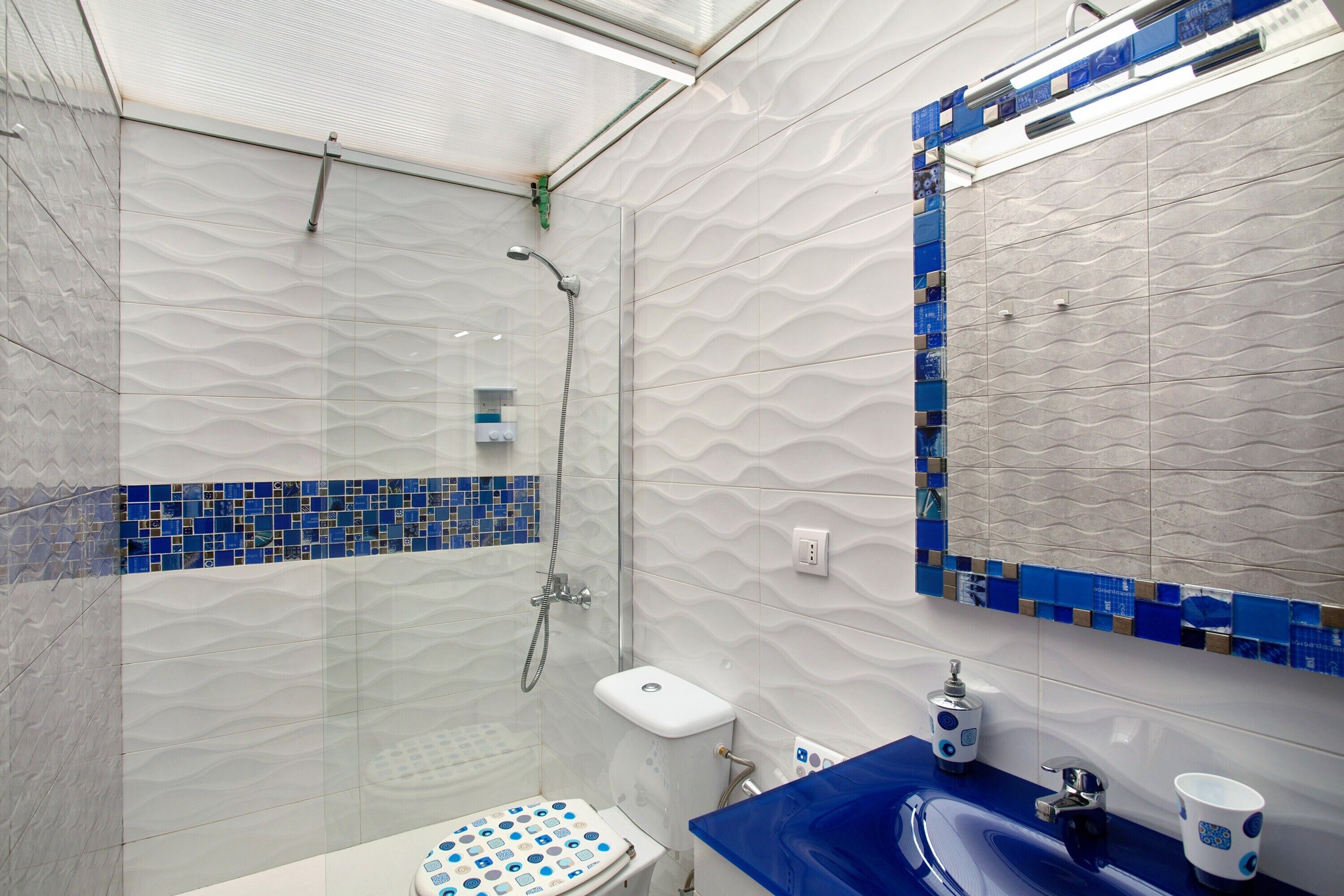 Regadera, secadora de cabello, toallas 