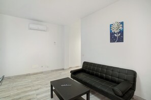 TV - Vacation Apartment 'Apartamento B Para 3 En Vecindario' with Wi-Fi (Vecindario)