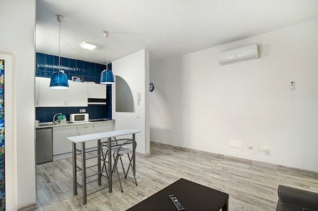 Fridge, microwave, stovetop, coffee/tea maker. Vacation Apartment 'Apartamento B Para 3 En Vecindario' with Wi-Fi