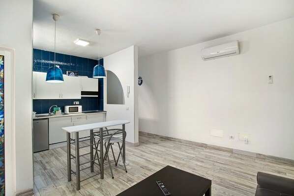 Fridge, microwave, stovetop, coffee/tea maker - Vacation Apartment 'Apartamento B Para 3 En Vecindario' with Wi-Fi (Vecindario)