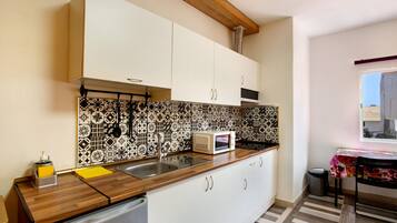 Kühlschrank, Mikrowelle, Herdplatte, Wasserkocher mit Kaffee-/Teezubehör