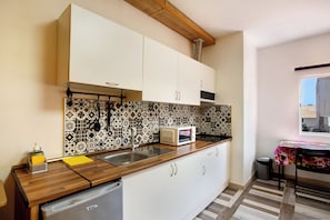 Kühlschrank, Mikrowelle, Herdplatte, Wasserkocher mit Kaffee-/Teezubehör