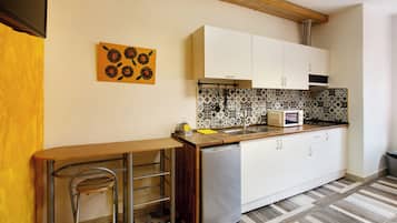 Refrigerador, microondas, parrilla de estufa y cafetera y tetera
